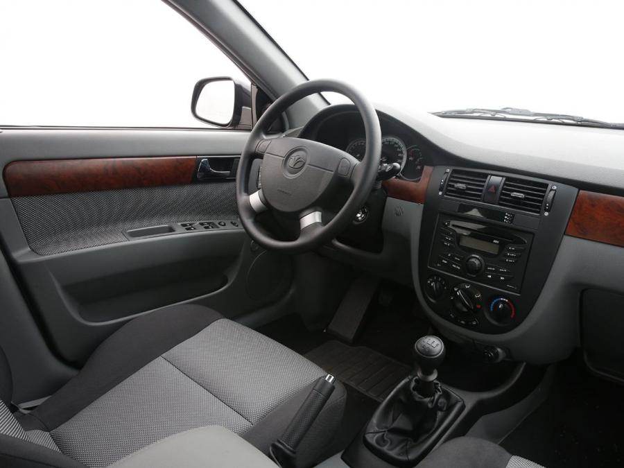 Интерьер Daewoo Gentra 2013 года  (фото 6 из 8)